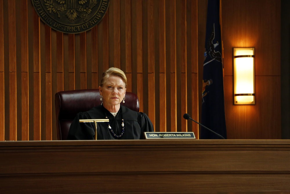 Juge Roberta Wilkins (Becky Ann Baker) préside la séance