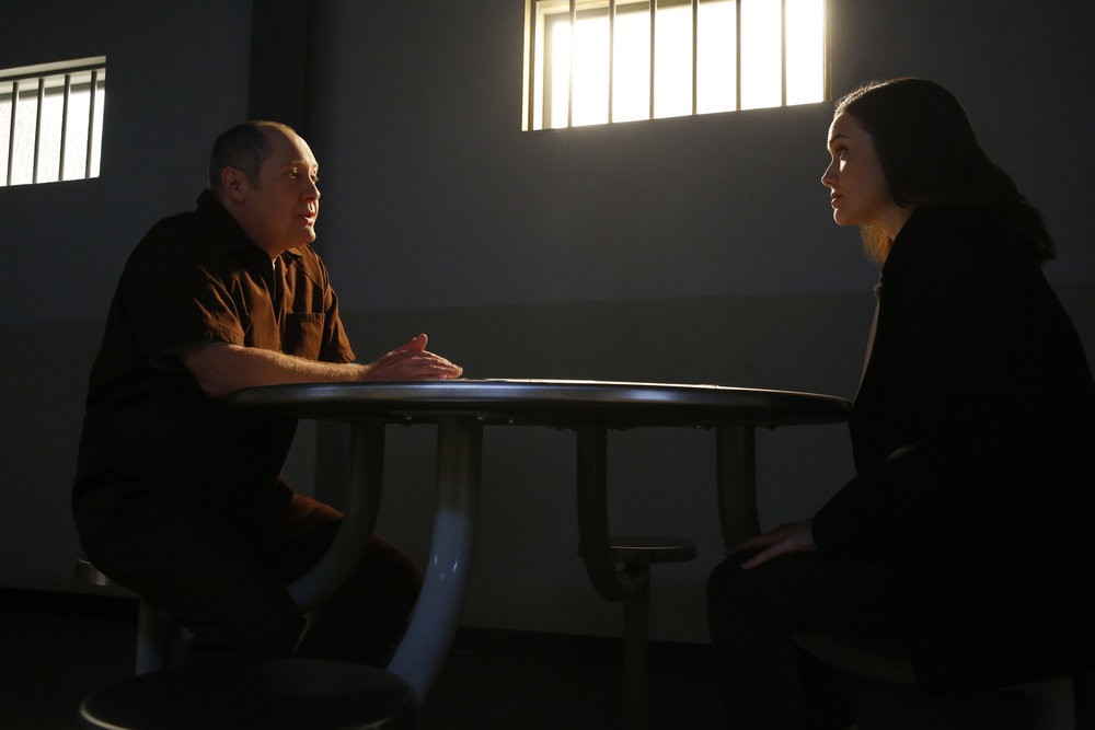 Discussion dans une salle de la prison entre Red et Elisabeth 