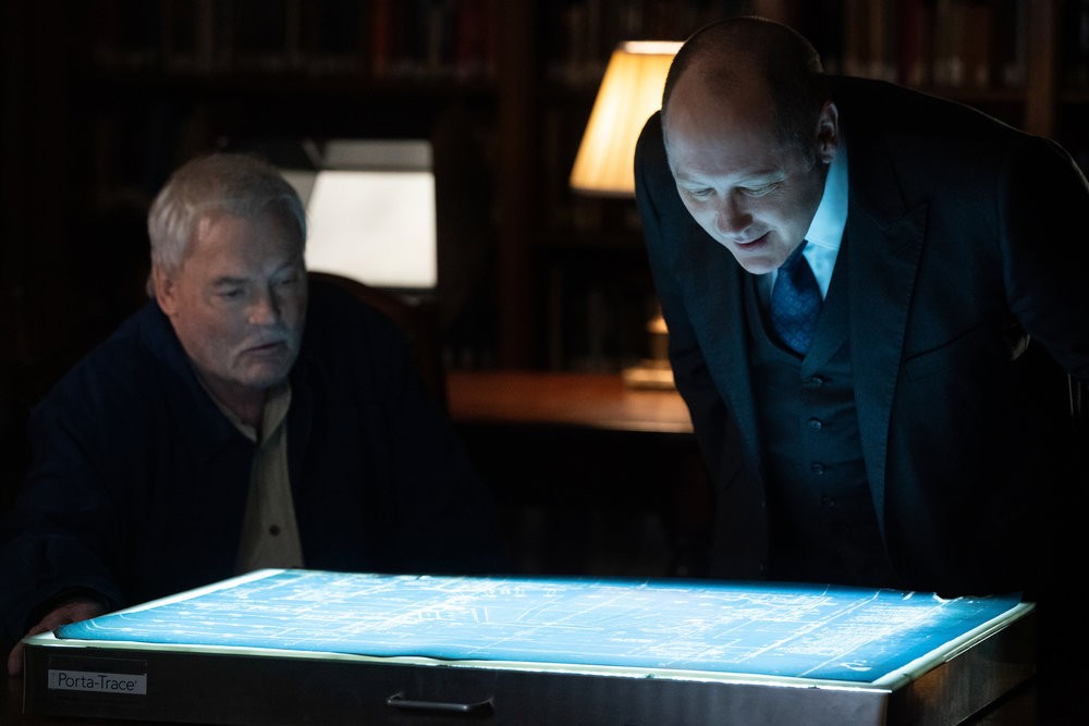 Robert Vesco (Stacy Keach) et Raymond Reddington (James Spader) observent un plan