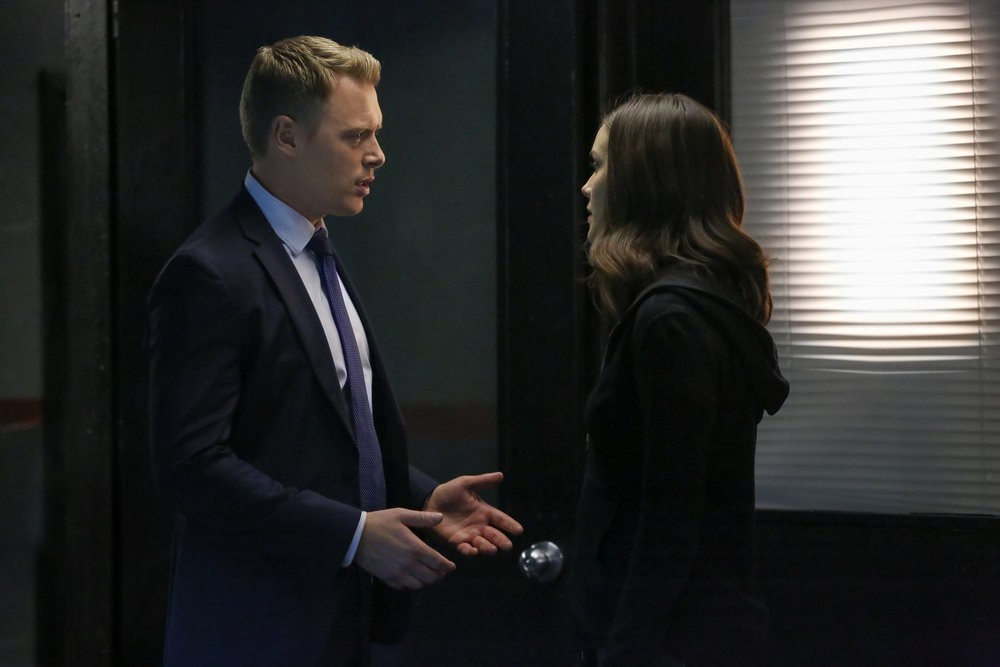 Discussion entre les agents Elisabeth Keen (Megan Boone) et Donald Ressler (Diego Klattenhoff)