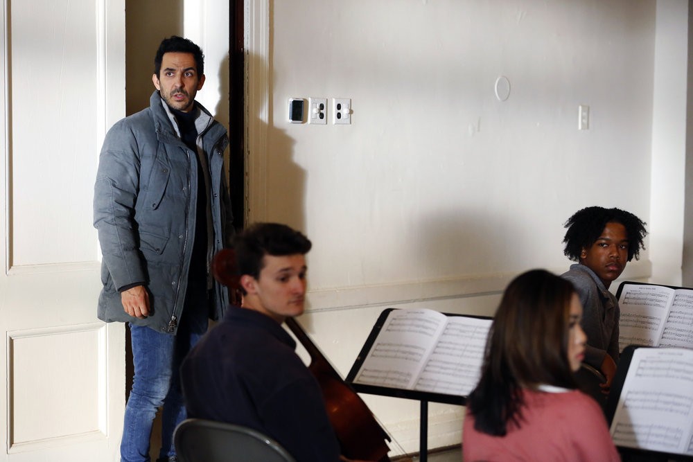 Aram Mojtabaï (Amir Arison) interrompt un cours de musique