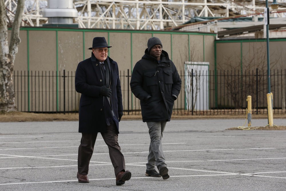 Raymond Reddington (James Spader) et Dembe Zuma (Hisham Tawfiq) traversent un parking