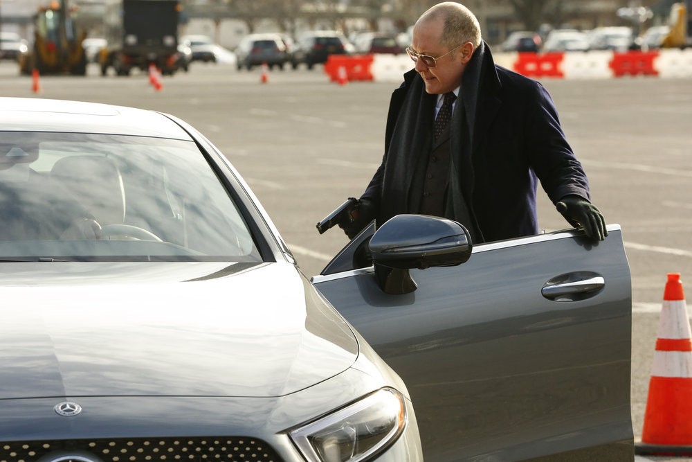 Red (James Spader) menace un homme dans sa voiture avec son arme