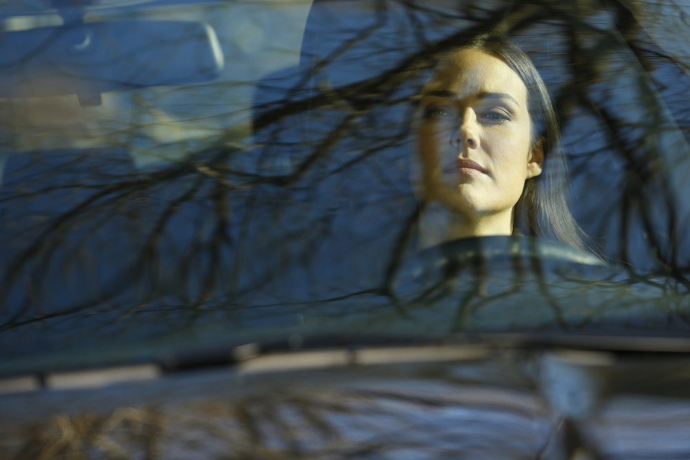 Elisabeth (Megan Boone)  au volant de sa voiture