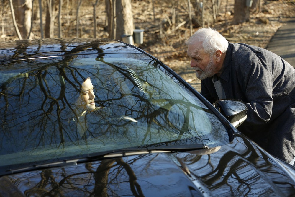 Elisabeth (Megan Boone),  assise dans sa voiture, parle avec  Dom Wilkinson (Brian Dennehy )