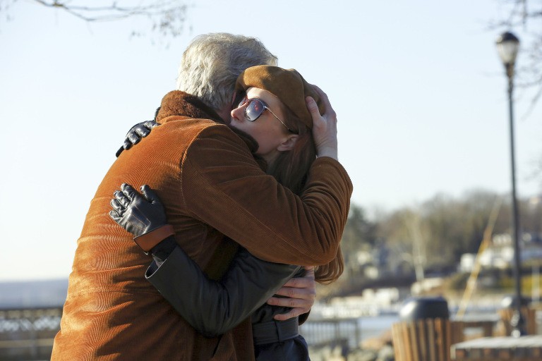 Dom (CJ Wilson) prend sa fille Katarina (Lotte Verbeek) dans ses bras