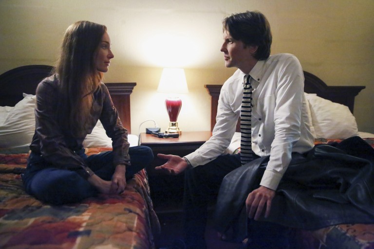   Ilya Koslov (Gabriel Mann ) et  Katarina (Lotte Verbeek) discutent sérieusement de leur plan dans un chambre d'hôtel
