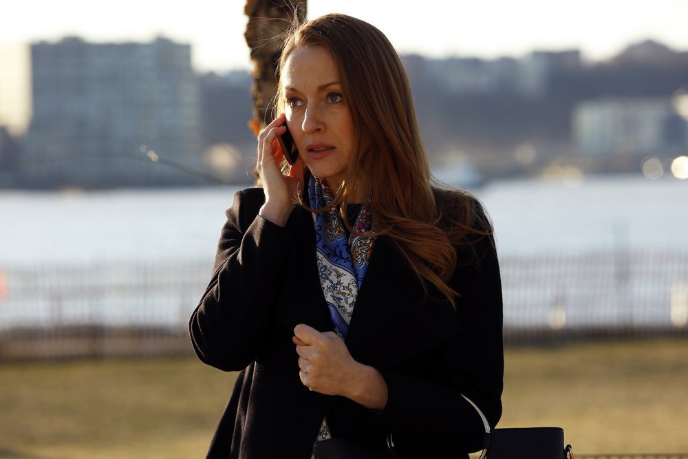 Anna McMahon (Jennifer Ferrin) au téléphone