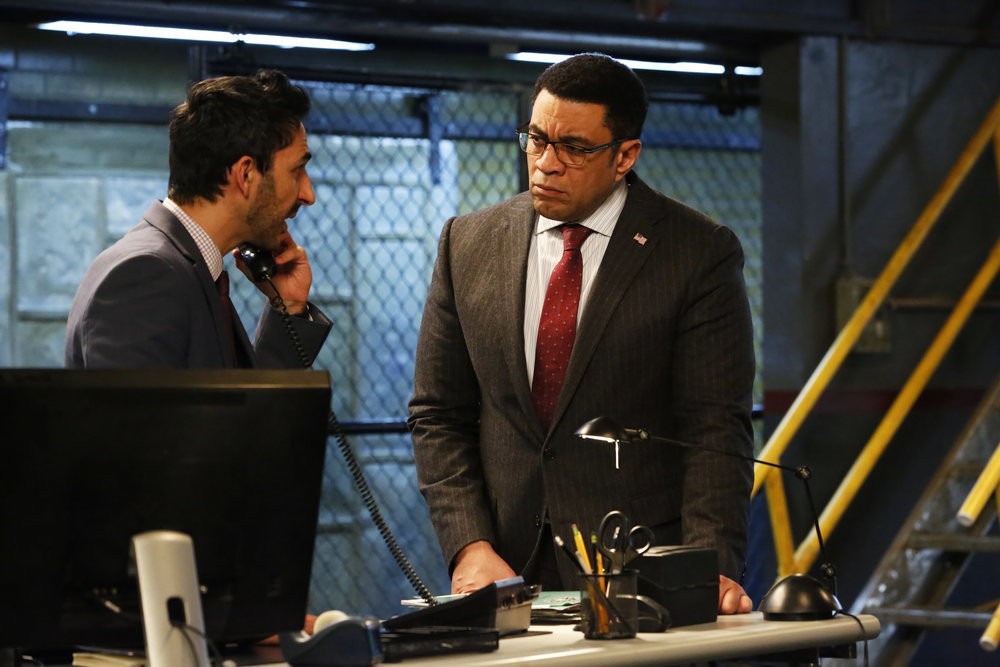 Aram Mojtabaï (Amir Arison) à son bureau avec son chef, Harold Cooper (Harry Lennix)