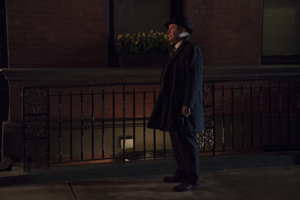 Raymond Red  Reddington (James Spader)  attend quelqu'un dans la rue...mais qui?