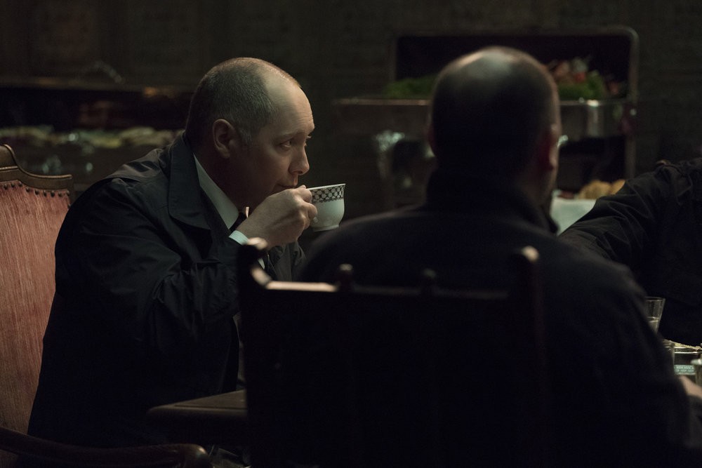 Raymond Red  Reddington (James Spader)  apprécie toujours un bon café