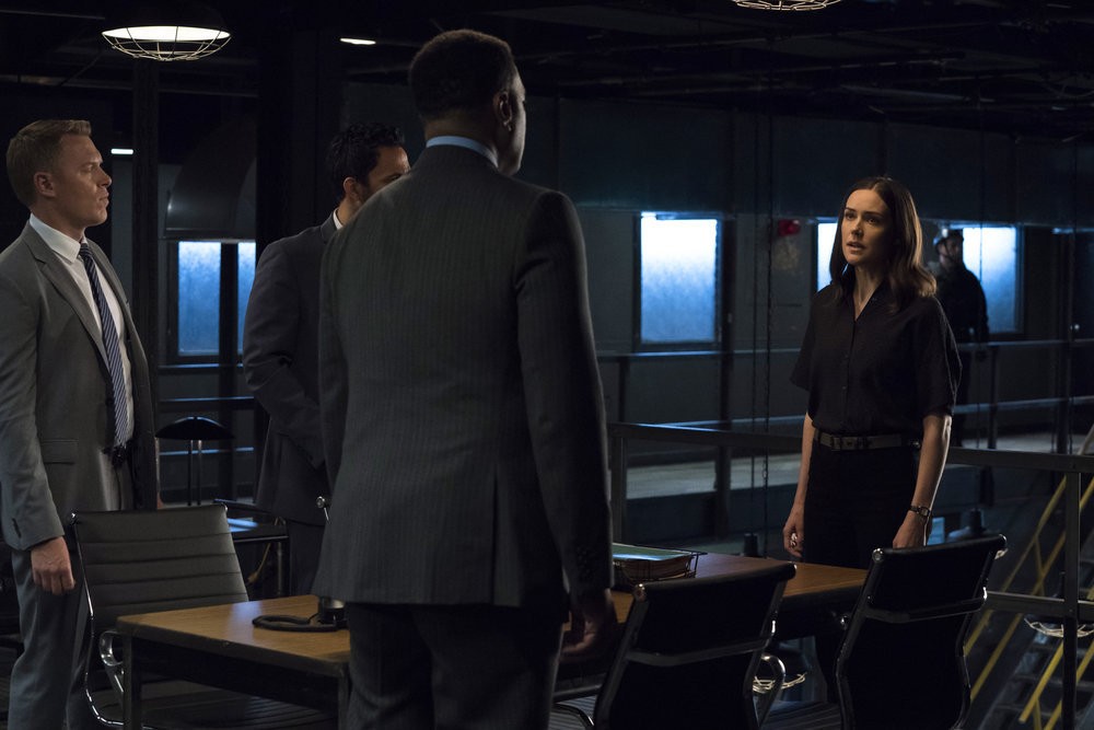 L'agent Keen (Megan Boone) explique à la Task Force qu'il faut à tous prix retrouver Raymond Reddington