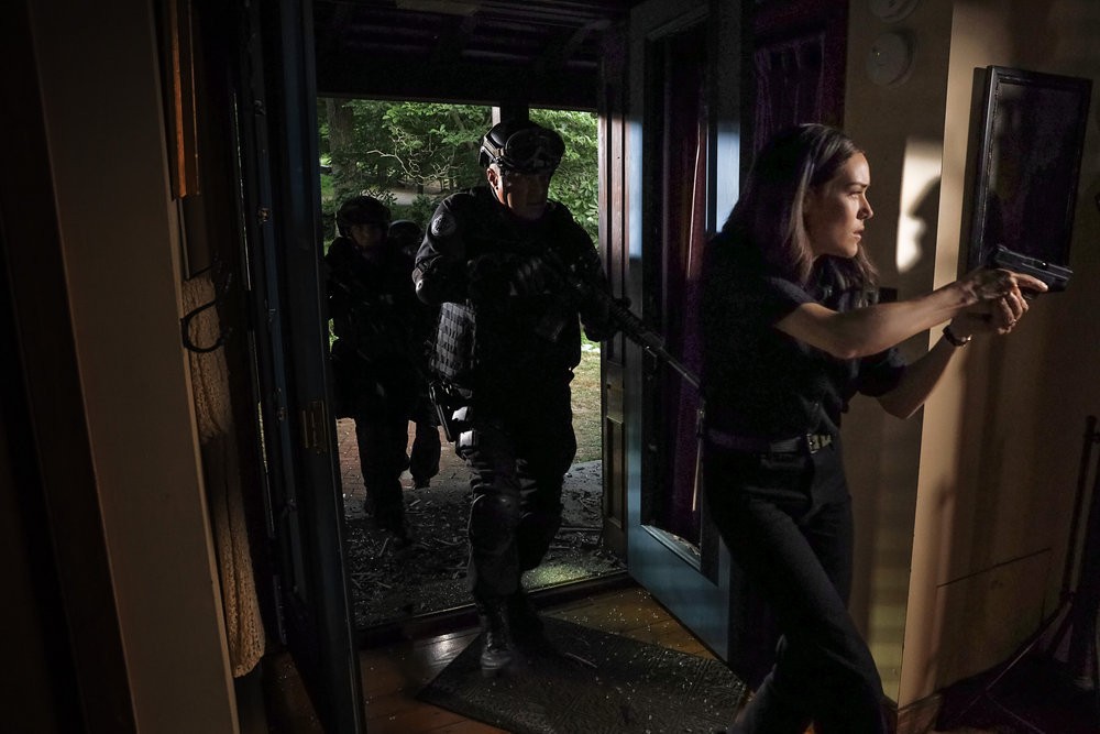 L'agent Keen (Megan Boone) et le SWAT font irruprtion dans la maison armes aux poings