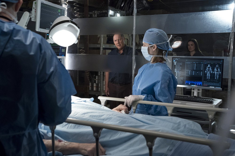 Raymond Reddington (James Spader) et Liz (Megan Boone) observent inquiets les infirmières faire leur travail
