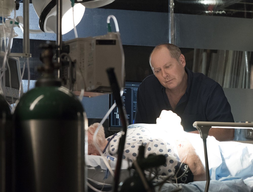 Raymond Reddington (James Spader) inquiet au chevet de Dom (Brain Dennehy)