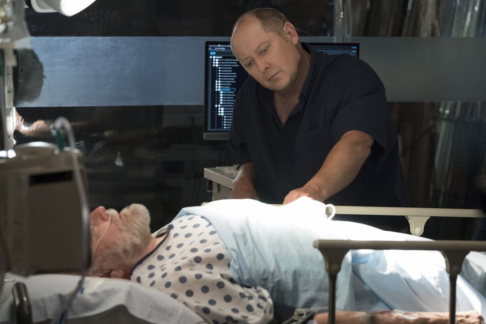 Raymond Reddington (James Spader) inquiet au chevet de Dom (Brain Dennehy)