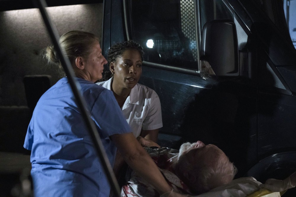 Mila (Natalie Paul) et une infirmière font de leur mieux pour sauver leur patient, Dom