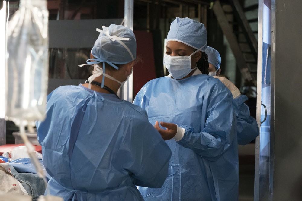 Frankie/Mila (Natalie Paul) et d'autres infirmières se préparent à opérer