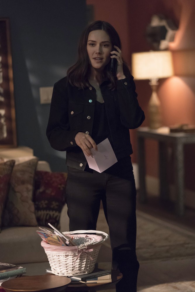 Elisabeth Keen (Megan Boone) au téléphone