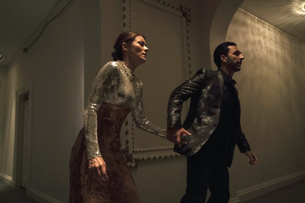 Elodie Radcliffe (Elisabeth Bogush) et Aram Mojtabaï (Amir Arison) cherchent un moyen de s'échapper