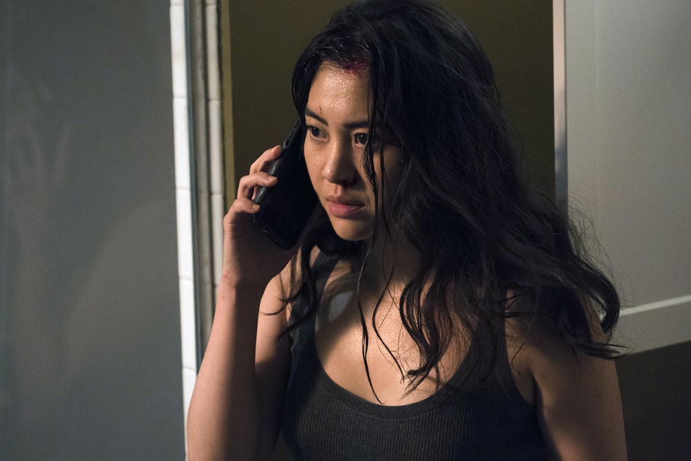 L'agent Alina Park (Laura Sohn) répond au téléphone alors qu'elle est dans sa salle de bain