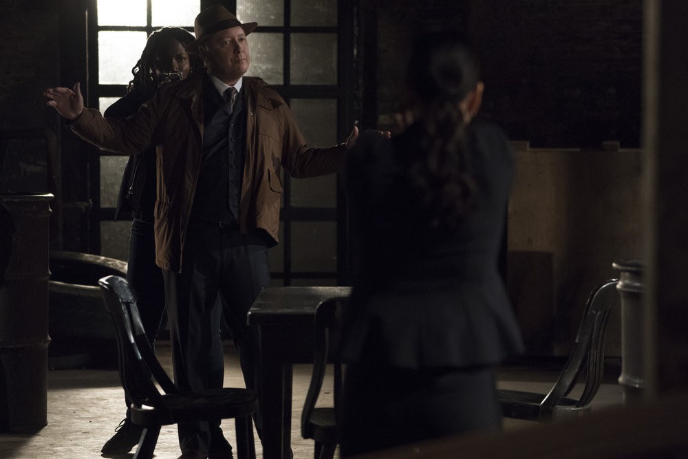 Francesca menace Reddington et s'en sert comme bouclier tandis que l'agent Park la tient en joue