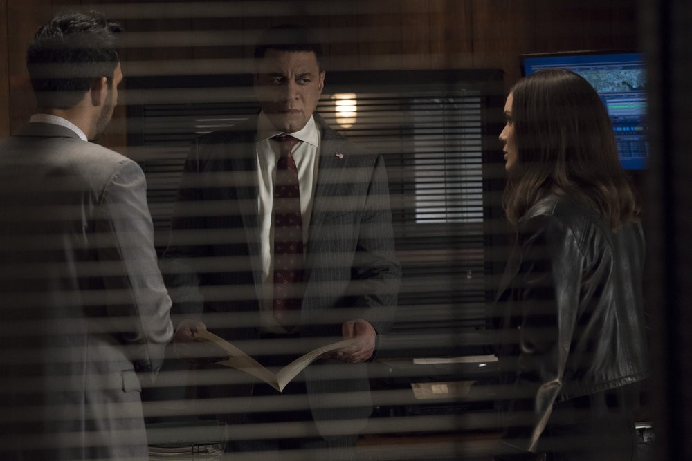 Aram Mojtabaï (Amir Arison) et Elisabeth Keen (Megan Boone), dans le bureau d'Harold Cooper (Harry Lennix)