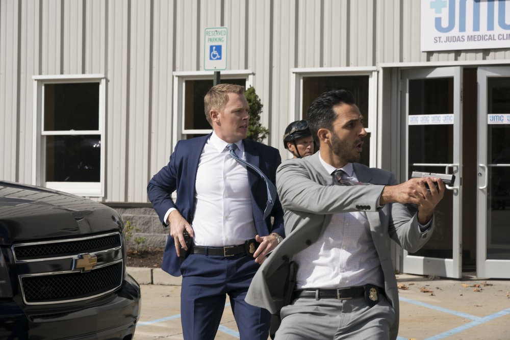 Les agents Donald Ressler (Diego Klattenhoff) er Aram Mojtabai (Amir Arison) regardent leur suspect s'enfuir
