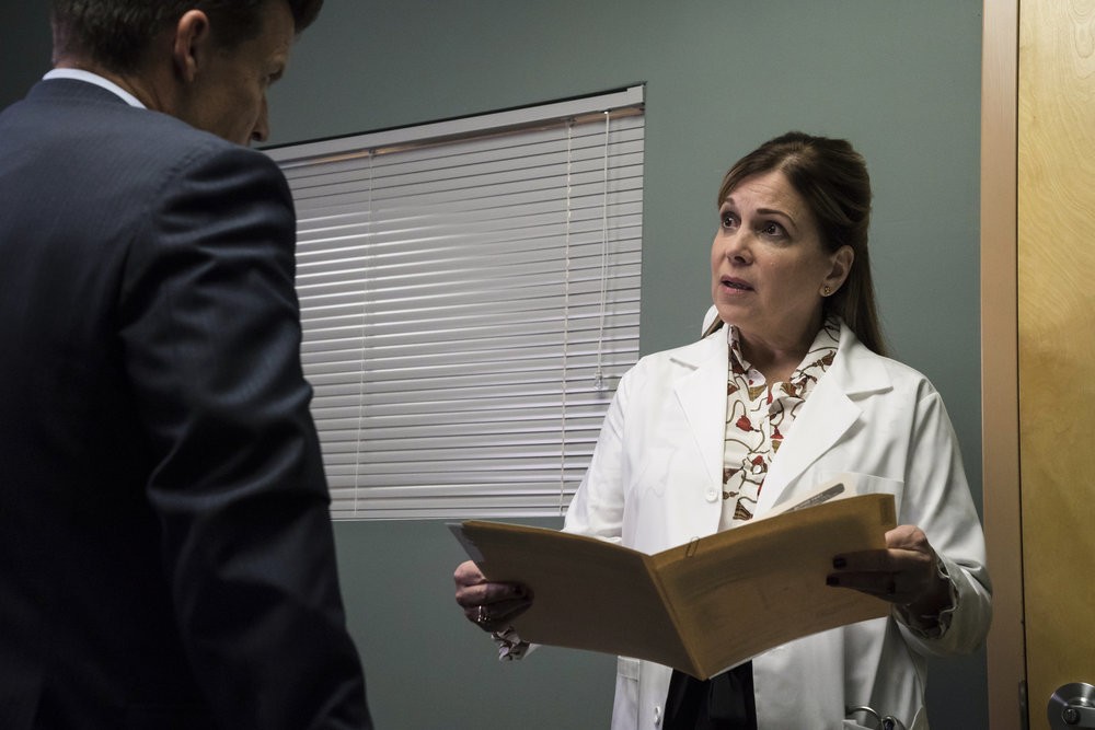 Le gouverneur Richard Sweeney (Mark Deklin ) écoute son médecin (Rita Rehn) qui a son dossier en main