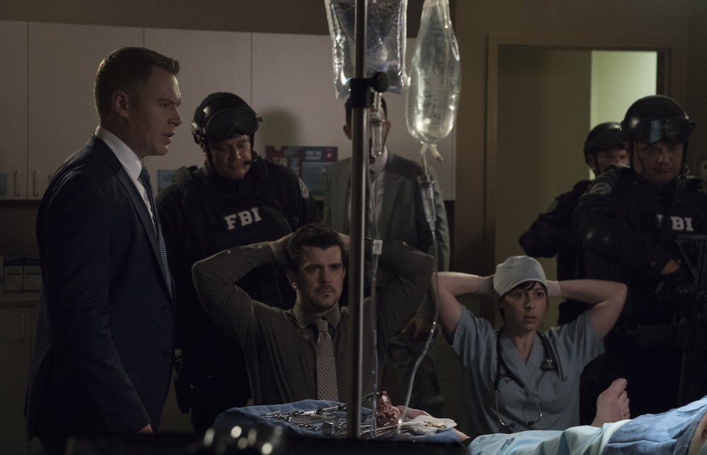 Donald Ressler (Diego Klattenhoff) observe ce que Wendell Willis (Jonathan Gregg) et l'infirmière ( Jes Dugger) ont fait