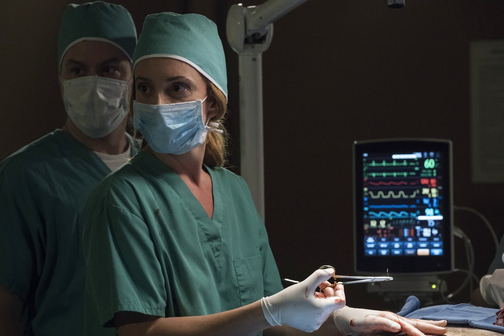  Hannah Hayes (Stacey Roca) en pleine opération sur un patient