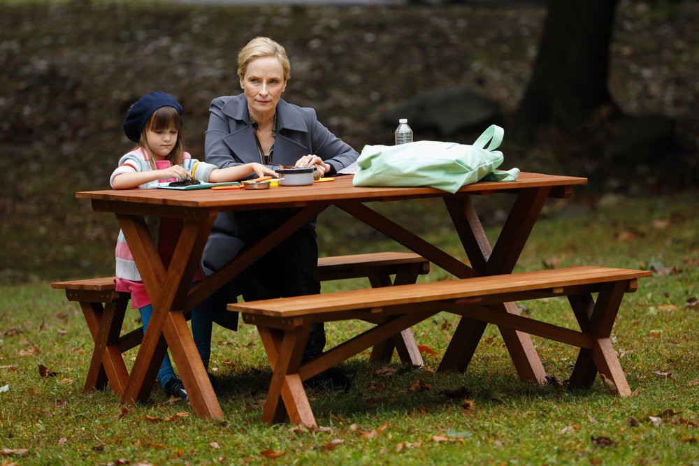 Agnes Keen (Sarah/ Katherine Kell) assise à une table au parc avec Maddy Tolliver/Katarina Rostova (Laila Robins )