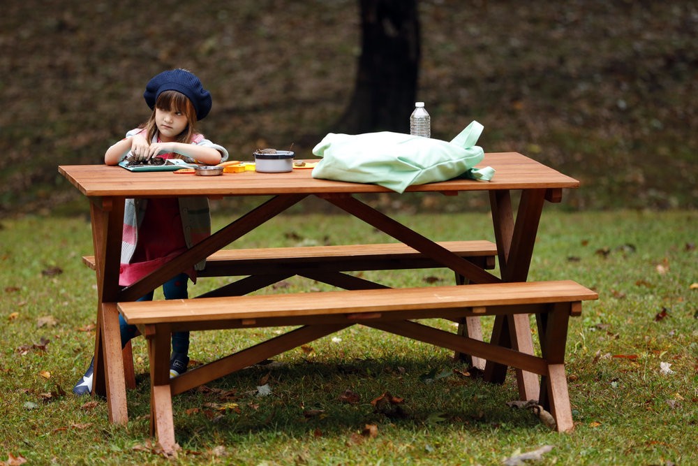 Agnes Keen (Sarah/ Katherine Kell) tranquillement assise à une table au parc attend le retour de Maddy 