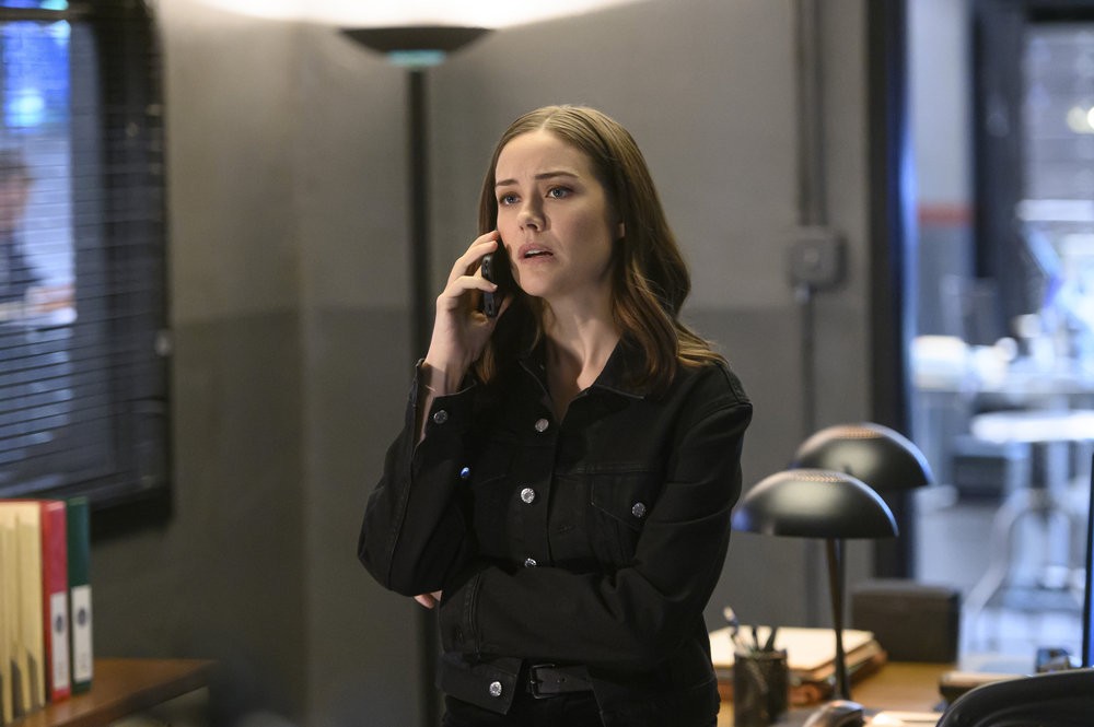 L'agent Keen (Megan Boone) au téléphone