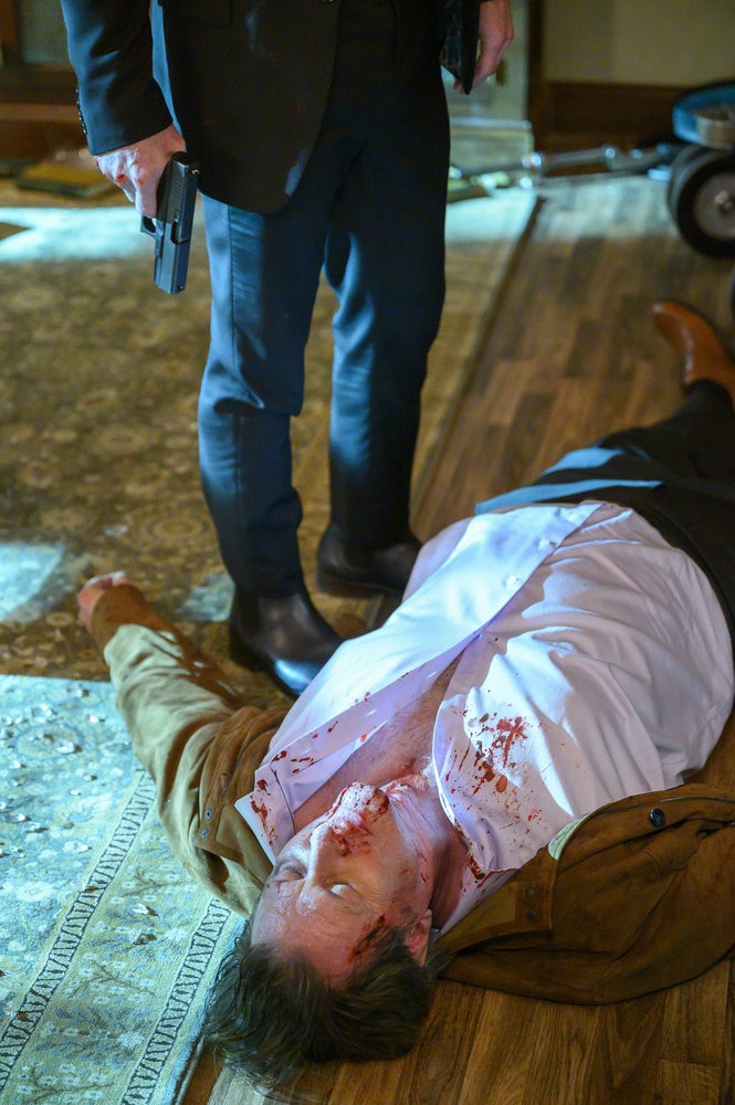 Ilya Koslov (Brett Cullen) blessé, au sol,  et à bout de force