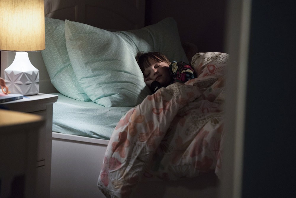 Agnes Keen (Sarah/ Katherine Kell) profondément endormie