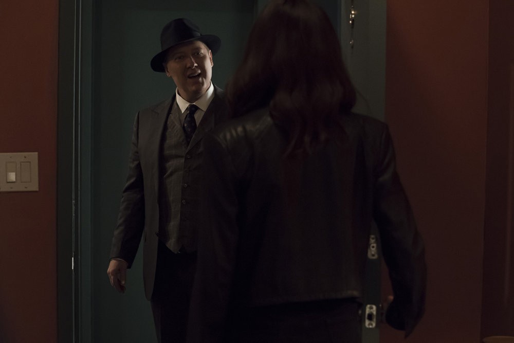 Elisabeth accueille Raymond Reddington (James Spader) sur le pas de sa porte