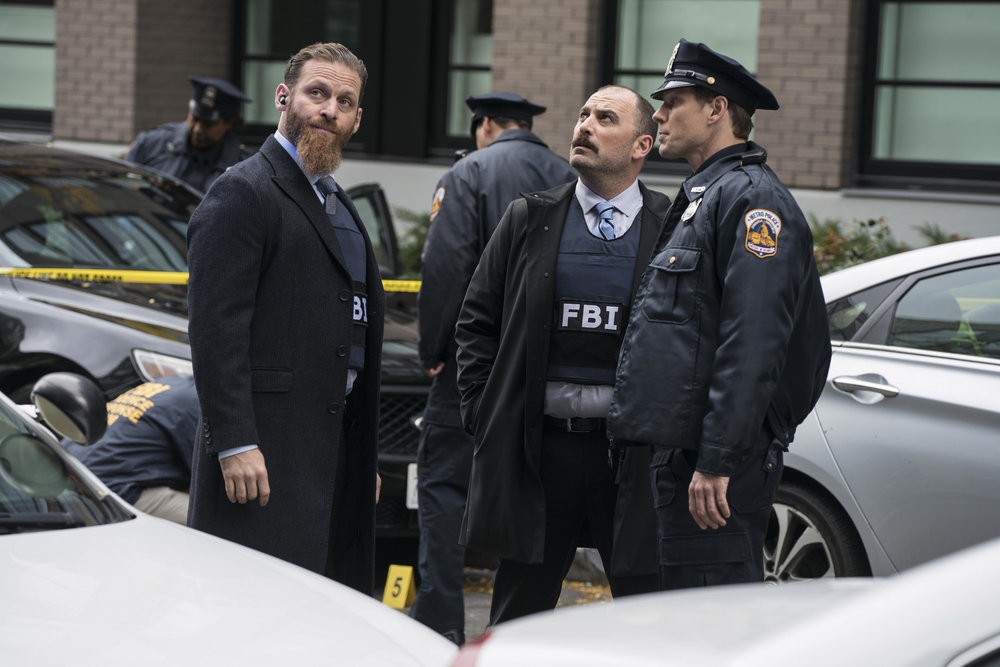 Chuck (Jonathan Holtzman) et Morgan (Genson Blimline) déguisés en agent du FBI font le point  avec un policier