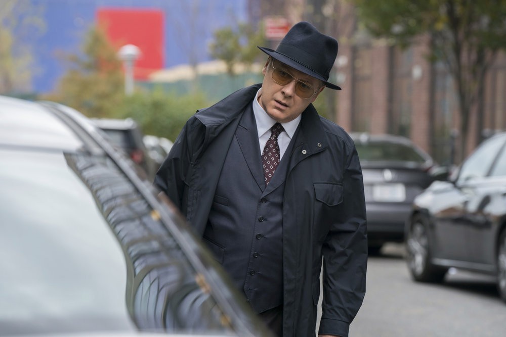 Raymond Reddington (James Spader) s'approche d'une voiture à l'arrêt