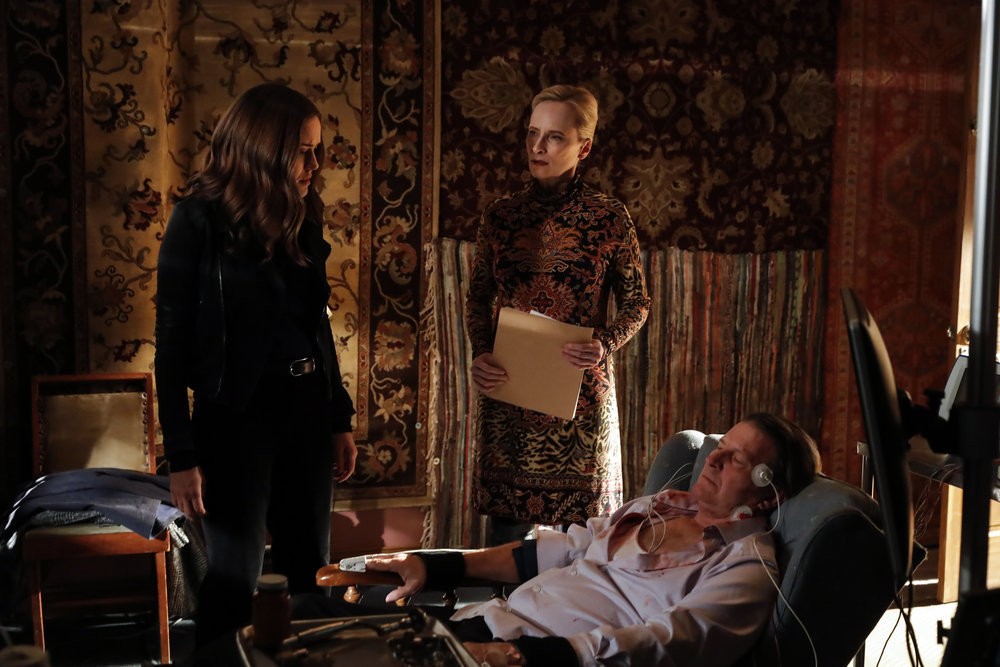 Elisabeth Keen (Megan Boone) accompagnée de Katarina (Laila Robins) observe Ilya Koslov (Brett Cullen) torturé pour apprendre la vérité
