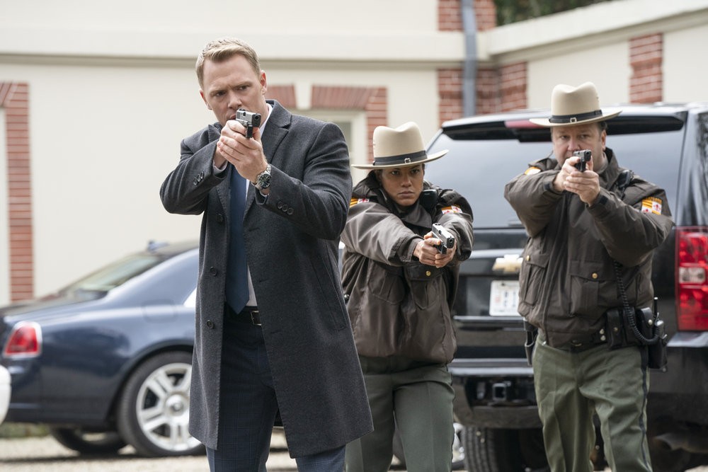 L'agent Donald Ressler (Diego Klattenhoff) ne plaisante pas une arme à la main