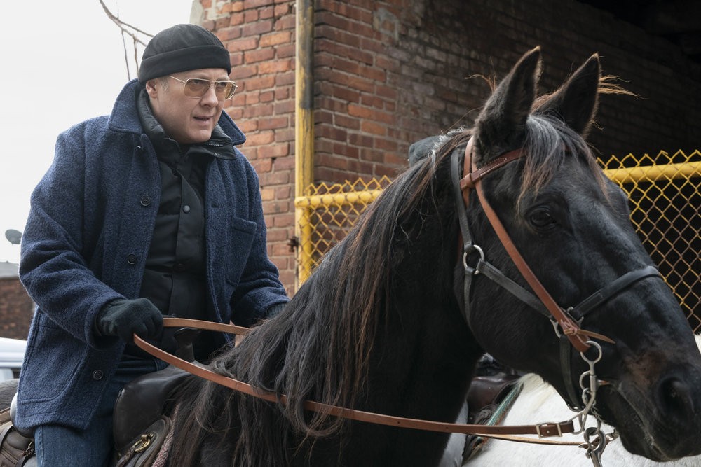 Raymond Reddington (James Spader) à cheval