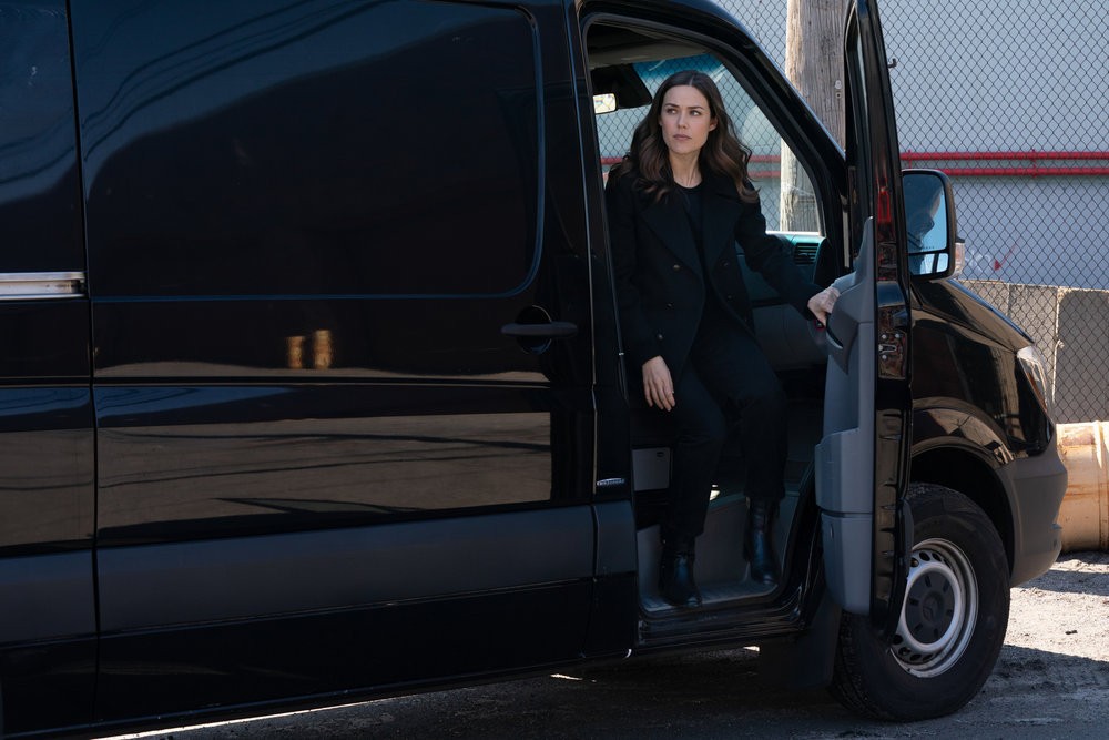 Elisabeth Keen (Megan Boone) sortant d'un véhicule