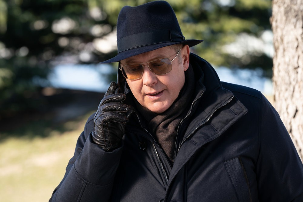 Raymond Reddington (James Spader) ,chaudement emmitouflé, au téléphone dans un parc