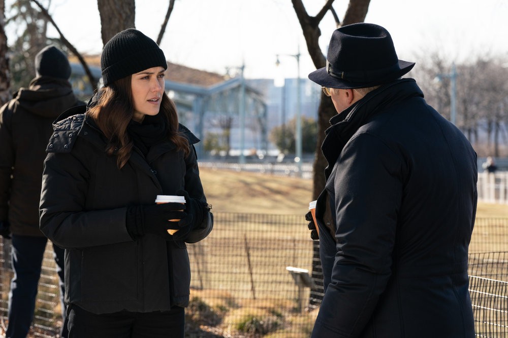 Par un temps d'hiver, Liz (Megan Boone) et Red (James Spader) discutent dans un parc