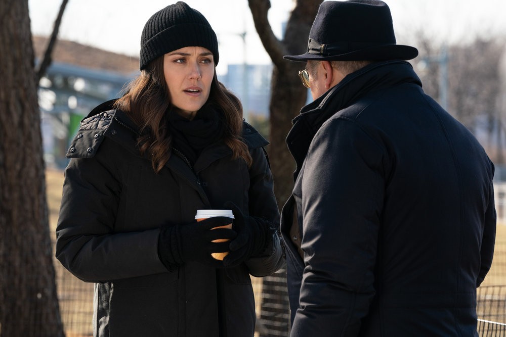 Elisabeth Keen (Megan Boone), café en main, discute avec Raymond Reddington (James Spader) en plein parc, en hiver