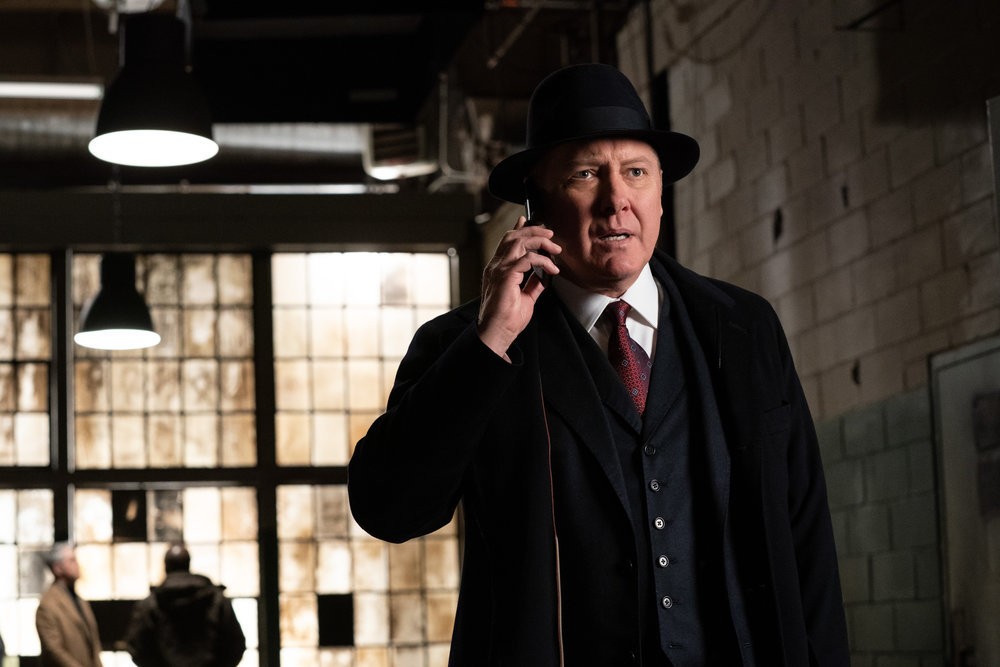 Raymond Reddington (James Spader) répond à un appel téléphonique urgent en plein business