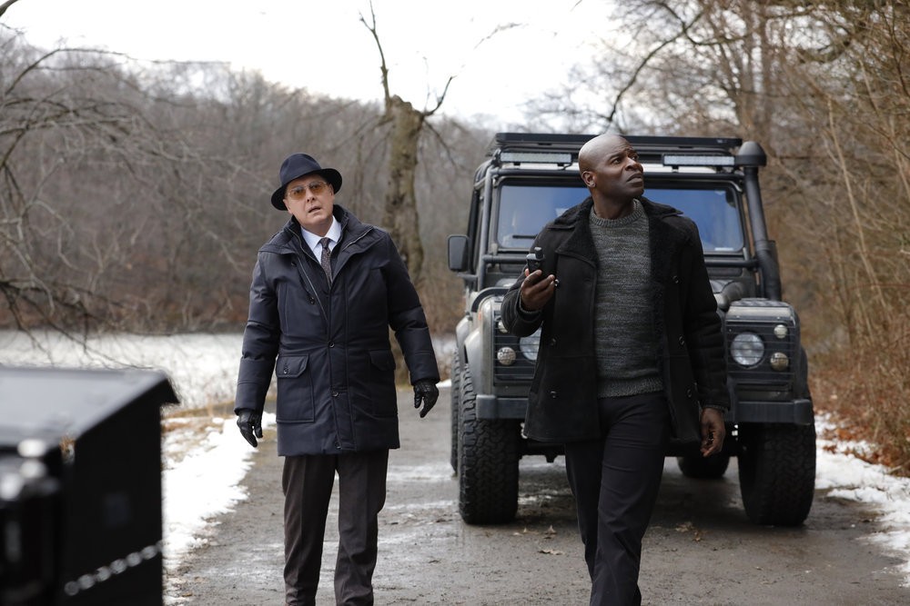Le criminel Raymond Reddington et son acolyte Dembe (Hisham Tawfiq) semblent chercher quelque chose...ou quelqu'un