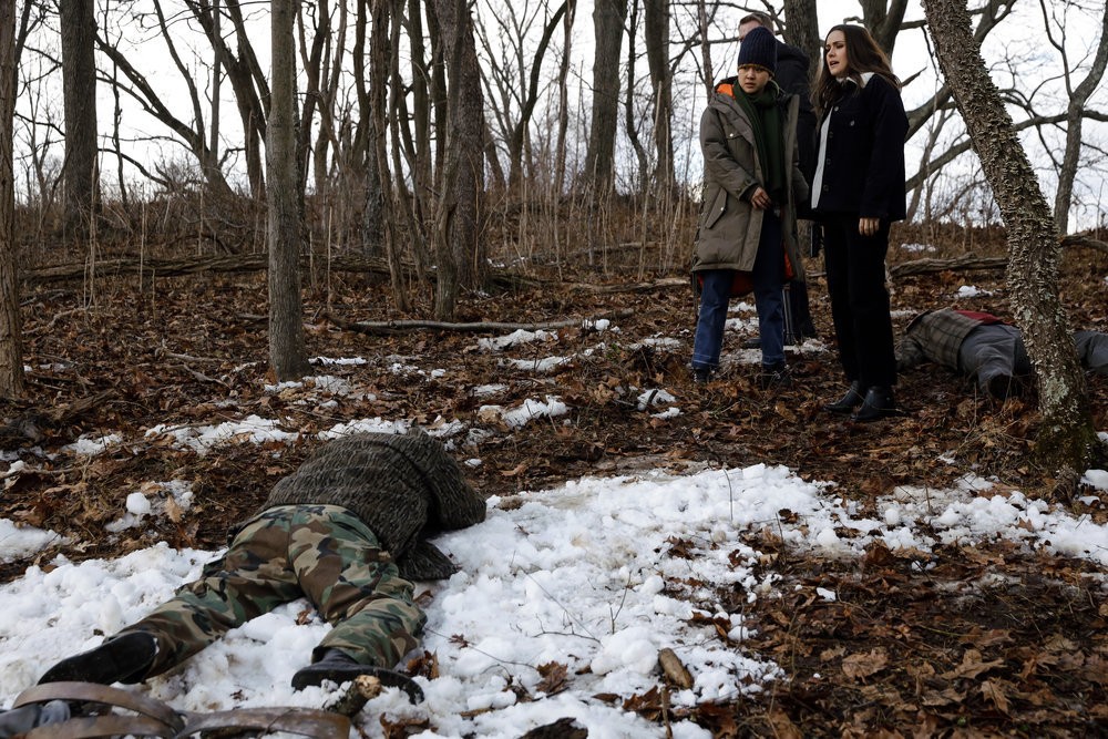 Les agents Park et Keen observent des corps découverts dans la forêt