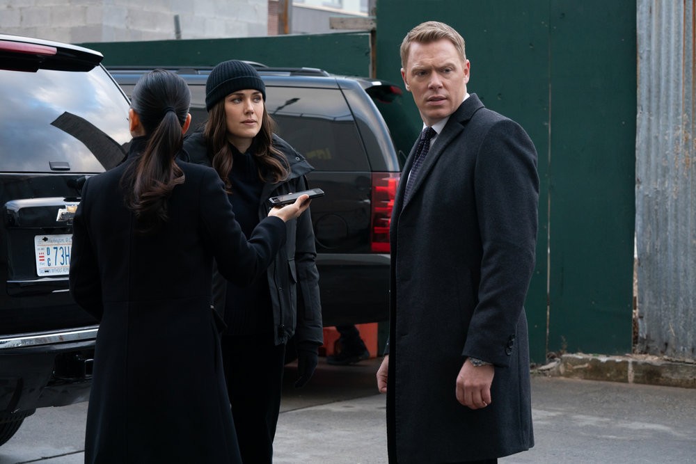 Les agents Park (Laura Sohn), Keen (Megan Boone) et Ressler (Diego klattenhoff) enquêtent sur le terrain